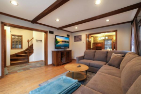 4 Bedroom Gem With Pool for 8 Guests Near ORD And MDW